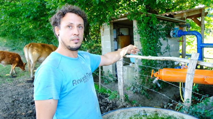 Jason Briffault, agriculteur dans la Sarthe, présente l'une de ses deux ­installations en goutte-à-goutte.