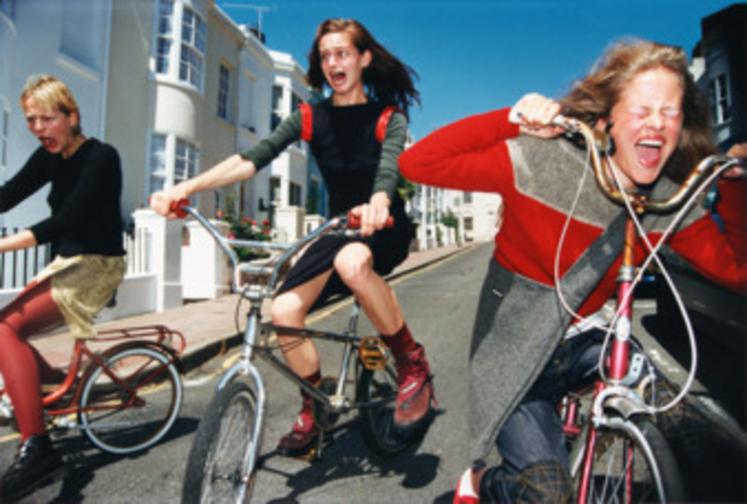 Elaine Constantine, Girls on bikes, 1997.