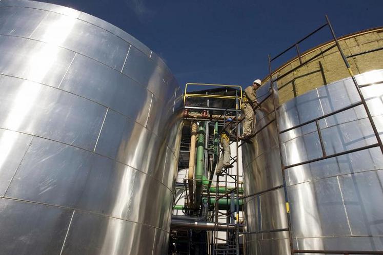 Cuves de stockage de bioéthanol dans une sucrerie.