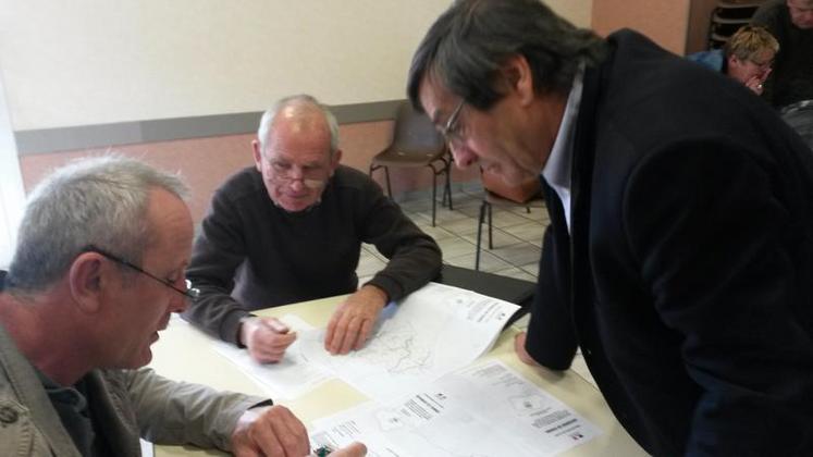 Un travail rigoureux pour définir les cours d’eau avec la présence de Jean Daudin, président de la FDSEA.