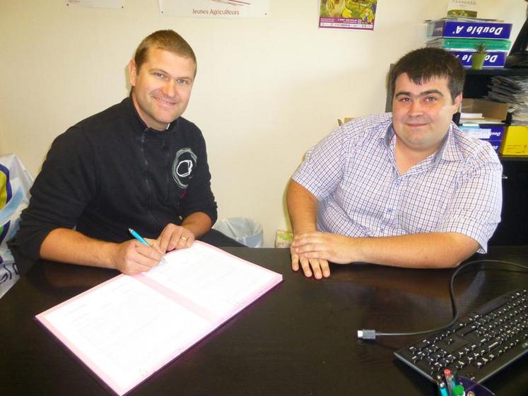 Cédric Boussin (à gauche) au côté de Maxime Poincloux, Président JA Centre, a signé la charte pour officialiser l’engagement des Jeunes Agriculteurs du Loiret sur le projet JA’prog.