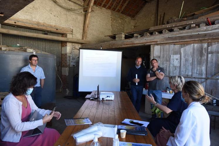La FNSEA du Loiret a organisé une visite parlementaire sur l'exploitation de Frédéric Gond afin d'échanger sur les pratiques, enjeux et difficultés de la profession agricole.