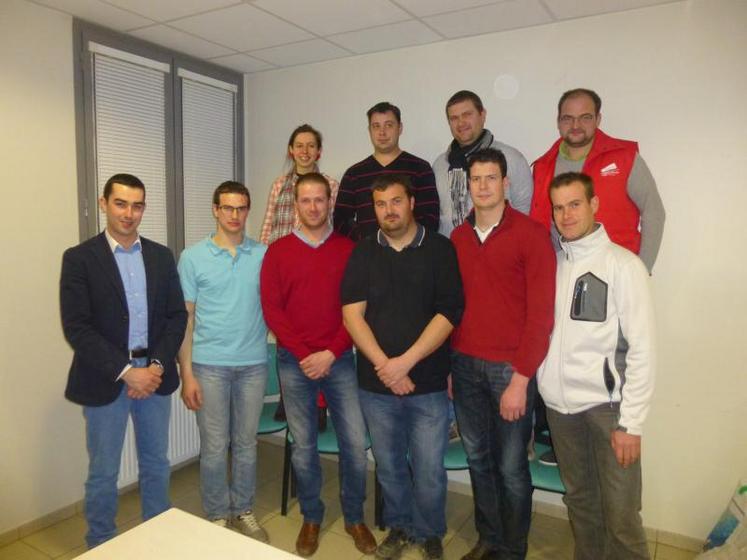 - 1er rang de gauche à droite : Maxime Buizard-Blondeau (responsable Installation), Anthony Paris (trésorier), Baptiste Menon (président), Florent Guilloteau (SG), Alexandre Deneau (responsable Grandes Cultures), Nicolas Petit (SGA).
- 2ème rang : Marie Leguay (trésorière adjointe), Sébastien Piedallu (SGA), Cédric Boussin (Vice président) et Nicolas Tripot-Fouteau (responsable élevage).
Kévin Verkest, absent sur la photo, complète le Bureau.