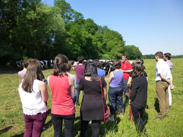 Des collaborateurs de McDonald’s France ont visité une ferme laitière par le biais du syndicat Jeunes Agriculteurs du Loiret.
