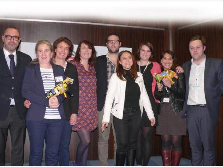 Les lauréats autour de Carine Abecassis, Présidente du SYRPA.