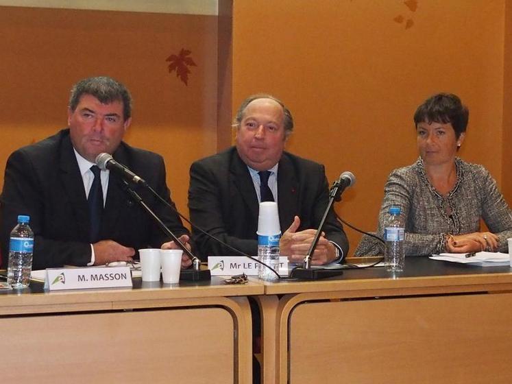 Michel Jau, préfet du Loiret, au centre, assistait aux travaux. À gauche, Michel Masson et, à droite, Simone Saillant.