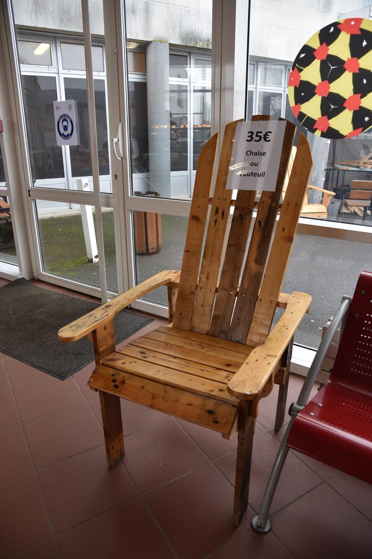 La filière aménagement paysager vendait des chaises et fauteuils de jardin fabriqués à partir de palettes recyclées.