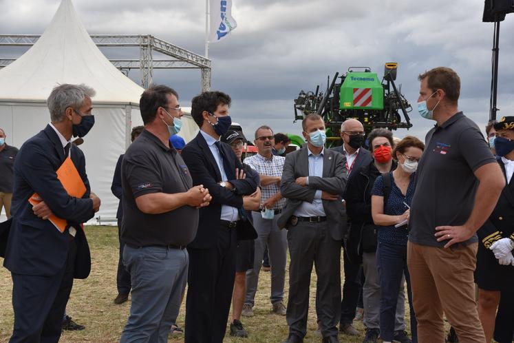 Jeudi 9 septembre 2021, le ministre de l'Agriculture Julien Denormandie à Innov-agri, à Outarville (Loiret).