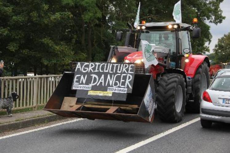 Devant la préfecture.