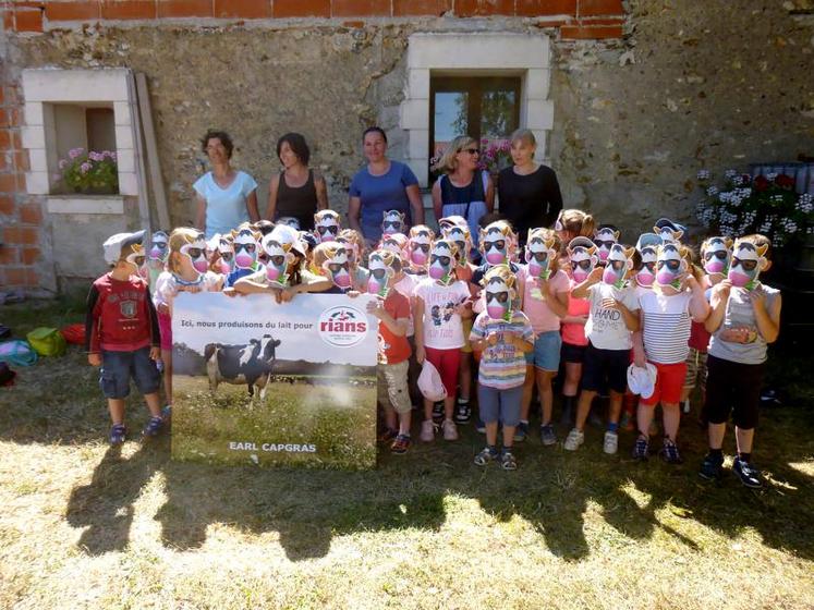 En cadeaux, les enfants ont reçu un masque de vache et des documents pédagogiques réalisés par le CNIEL (Centre National Interprofessionnel de l’Economie Laitière).