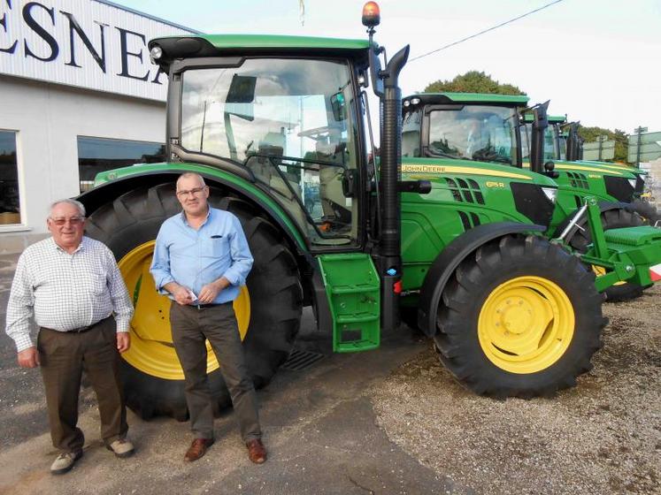 Jean Chesneau, à gauche, et son fils Servais, qui a pris la succession à la tête de l’entreprise en 1998.