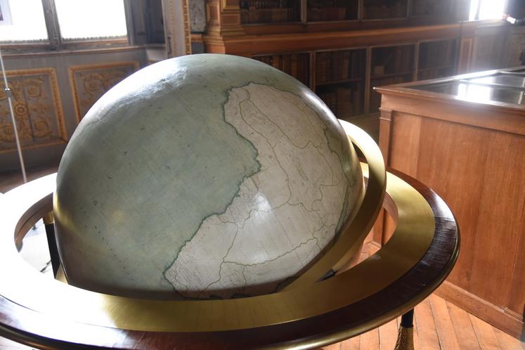 Le globe terrestre de Napoléon Ier a retrouvé sa place au sein de la Galerie de Diane.