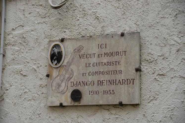 Plaque apposée sur la maison de Django Reinhardt, rue du bas-Samois