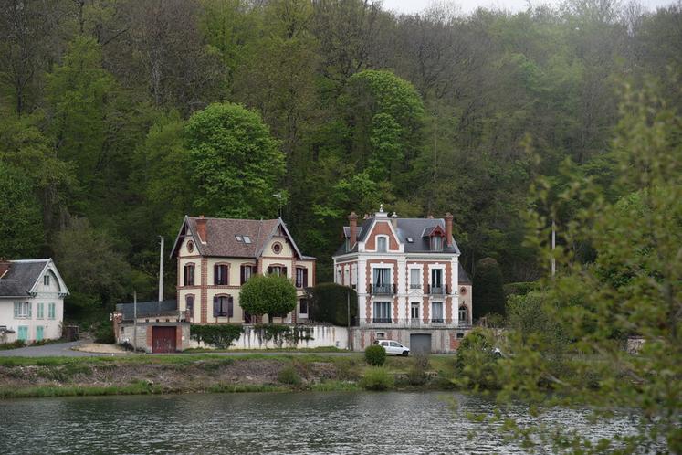 « Affolantes » de Samois-sur-Seine, vues depuis Samoreau, sur l'autre rive de la Seine