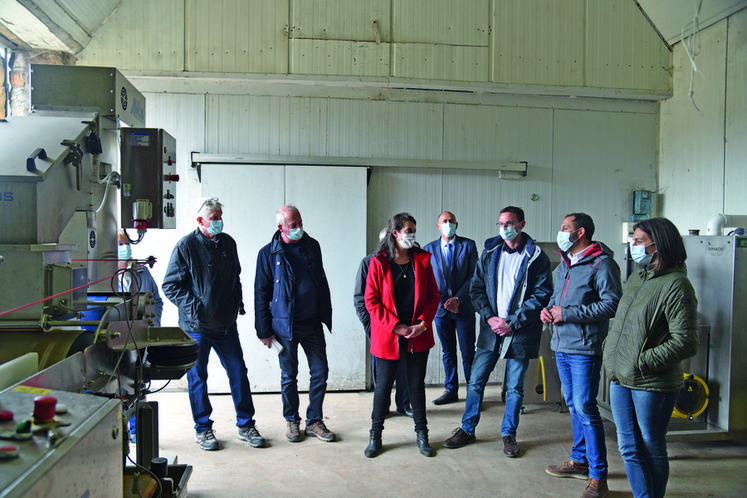 Vaux-sur-Lunain, mardi 11 mai. Inauguration du pressoir de la Ferme de l'abondance où Arnaud et Charlotte Gonfrier transforment une partie des pommes bio du verger en cidre et jus de pomme.