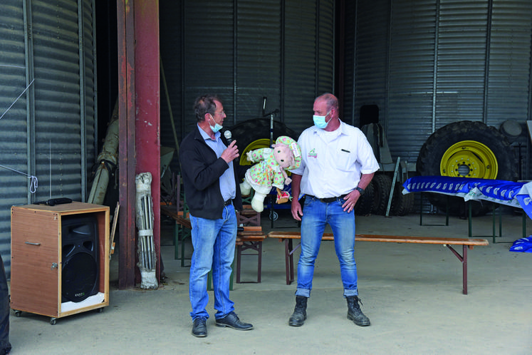 Thierry Parde, président du GDA du Gâtinais de l’est, donne la poupée mascotte «	Adarelle	» au conseiller du GDA Loire-Forêt, Philippe Cochet, afin qu'il reçoive dans son secteur la plateforme d'essais l'année prochaine.