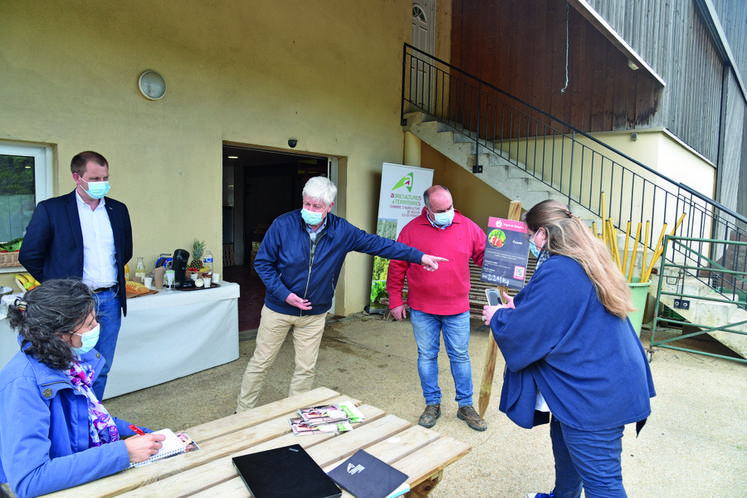 La Queue-en-Brie (Val-de-Marne), vendredi 21 mai. À l’occasion du lancement de la carte interactive des producteurs et de leurs points de vente en Île-de-France, les exploitants des Vergers de Champlain ont présenté leur activité, les panneaux sur les cultures de la cueillette, ainsi que le fonctionnement du QR code, qui permet d’obtenir des informations complémentaires.