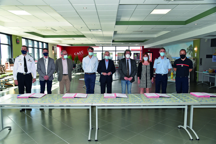 Melun, lundi 31 mai. Le colonel Dominique Guilhem (à g.) aux côtés des signataires, à savoir, le président de la FDSEA	77, Cyrille Milard, le représentant de la chambre d’Agriculture, Christophe Lerebour, le président des JA	77, Arthur Courtier, le président de l’Union des maires et des EPCI, Guy Geoffroy, le représentant des maires ruraux, Yannick Guillo, et la présidente du conseil d’administration du Sdis77, Isoline Garreau.