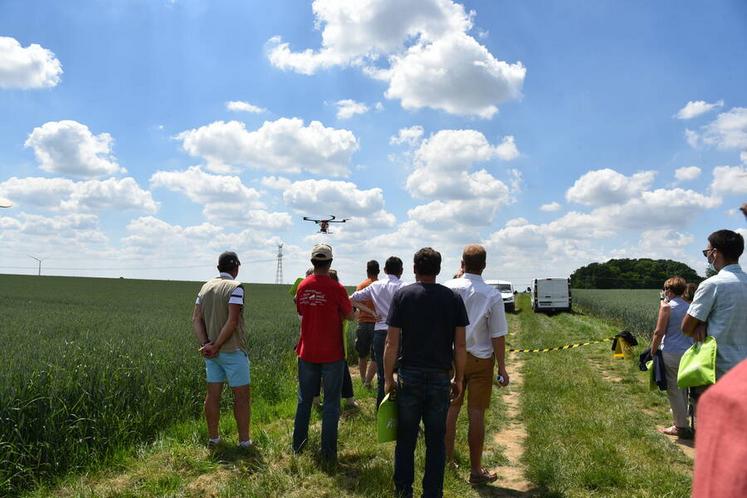 Des démonstrations d'épandage de couvert et de trichogrammes par drone ont été réalisées plusieurs fois dans la journée.