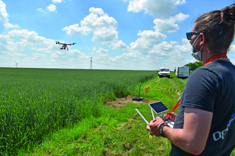 Des démonstrations d'épandage de couvert et de trichogrammes par drone ont été réalisées plusieurs fois dans la journée.