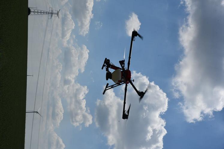 Des démonstrations d'épandage de couvert et de trichogrammes par drone ont été réalisées plusieurs fois dans la journée.