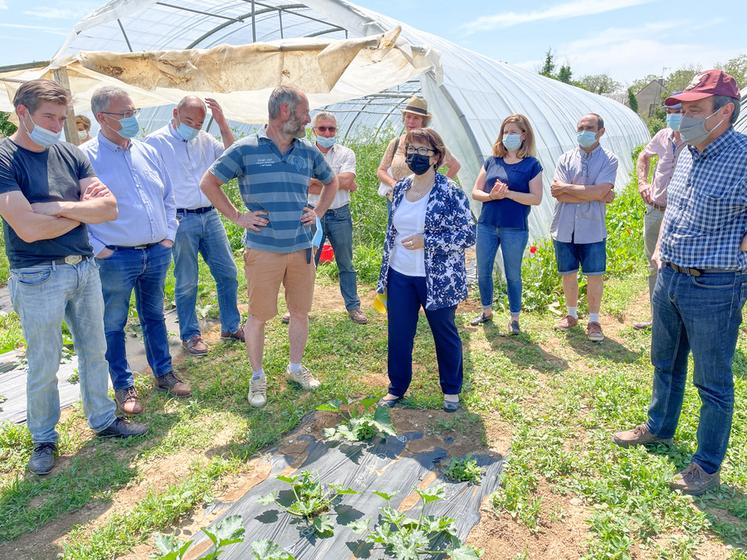 Le 10 juin, à Baigneaux. L'exploitation de Pierre Vanneau (4e à g.) a servi de cadre à la visite de la présidente de la FNSEA, Christiane Lambert (au c.), qui a réaffirmé le soutien du syndicat à l'agriculture biologique et à sa commission départementale présidée par Laurent Barrey (à g.).