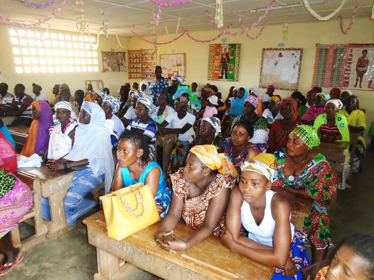 Rencontre avec les femmes de la coopérative SCA2B pour la mise en place de l’atelier de fabrication de savon.