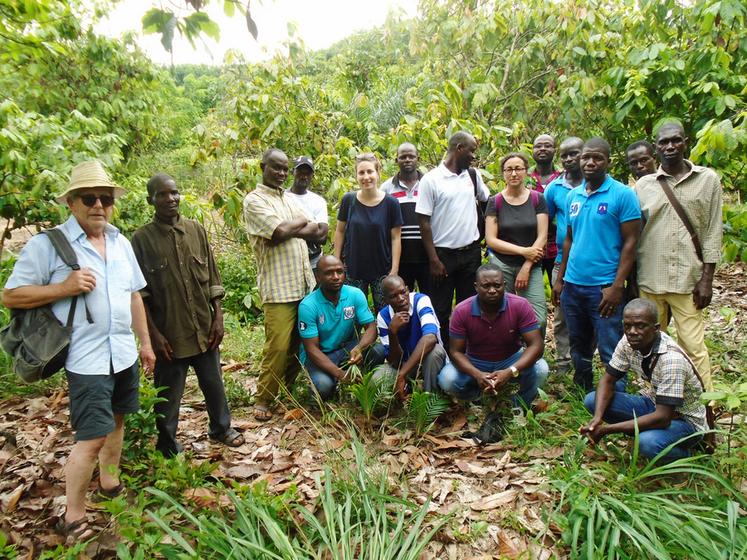 Les représentants d'Afdi CVL et les producteurs de cacao de la coopérative SCA2B.