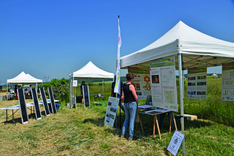 Un stand présentait les balances connectées et la nouvelle offre de services apiculture de la chambre d'Agriculture.