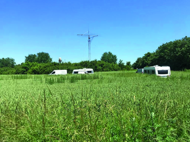 Environ deux cents caravanes ont ainsi pénétré dans le champ.