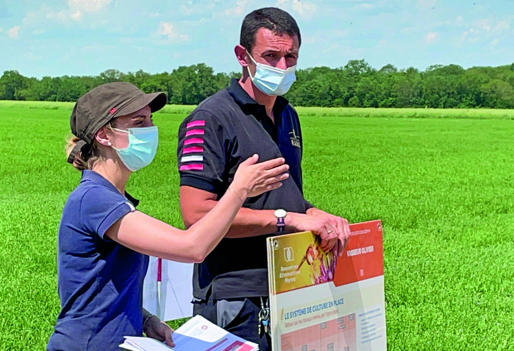 Le 9 juin, à Bailleau-l'Évêque. Olivier Vasseur a expliqué comment il avait fait évoluer son exploitation lors de la journée biodiversité organisée par la Chambre et l'association Hommes et territoires.