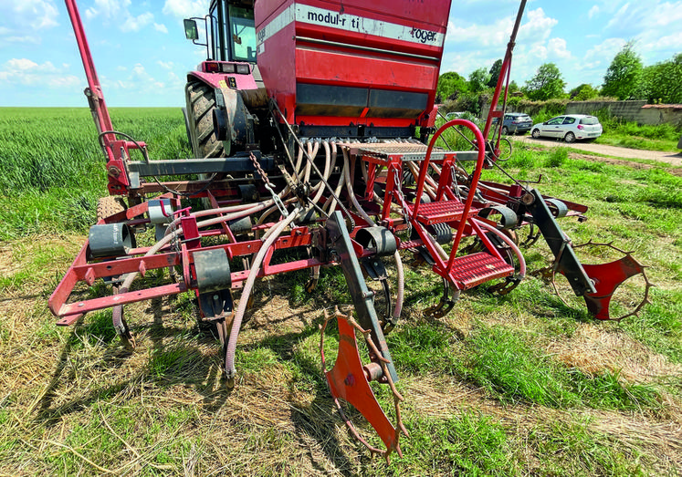 La trémie et la distribution d'un semoir pneumatique sur un déchaumeur à dents rigides et cela fait un semoir de semis direct de couverts dans des chaumes intactes, juste après la récolte pour 6	500 euros et soixante heures de travail.