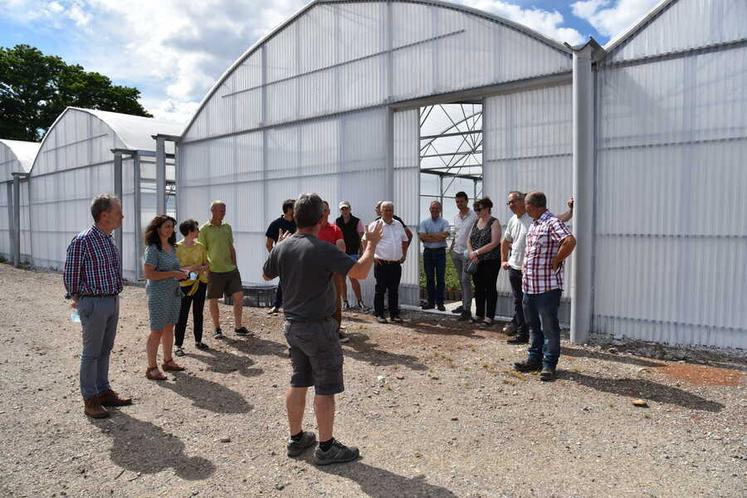 Avant de commencer les assemblées générales, Xavier Lavedeau a fait visiter la pépinière à l'ensemble des participants.