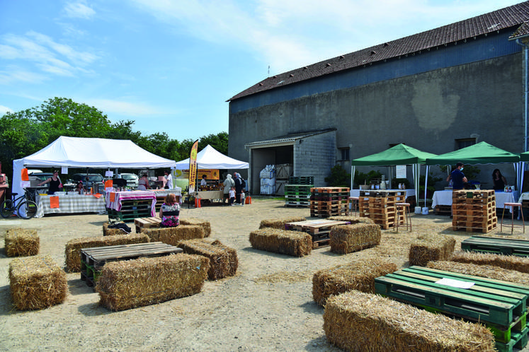La ferme de Nangeville a ouvert ses portes les 19 et 20 juin. Elle proposait des visites de la Brasserie fondamentale et de l'exploitation, des ateliers de semis pour les enfants et un concert de Marie Navarro.