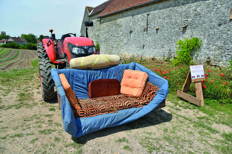 Entre autres choses, la Ferme des plaines, à Ondreville-sur-Essonne, proposait à ses hôtes des ateliers pédagogiques, des visites de jardin et des tours de tracteurs sur canapé pour les enfants.