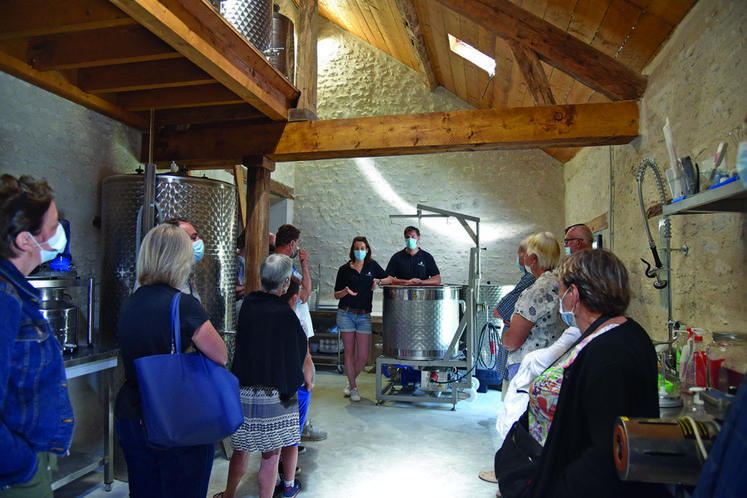 Pauline et Paul-Henri Leluc, couple d'agriculteurs-distillateurs, ont ouvert les portes de leur distillerie de pommes de terre, à Faronville, durant les trois jours. Ils ont ainsi présenté leurs différents spiritueux.