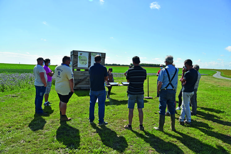 Le projet Agrognon était présenté. Les associés de l’exploitation Savelorges, huit autres exploitations du nord du Loiret, la coopérative BCO et leurs partenaires ont mis en place ce projet pour tester l’agriculture de conservation sur les légumes de plein champ et mieux s’adapter au changement climatique. 