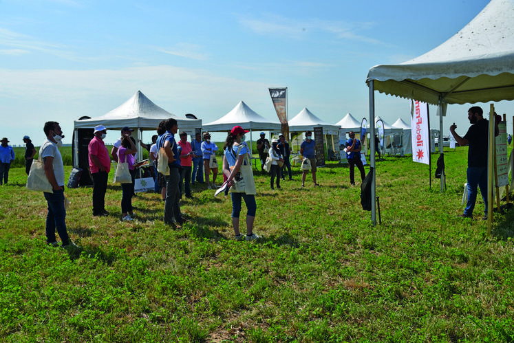 À Saint-Martin-de-Bréthencourt (Yvelines), le 10 juin 2021. La plateforme technique comptait un pôle agriculture conventionnelle et un pôle agriculture biologique. Ici le «	village bio	» rassemblait (en plus des ateliers agronomiques) une trentaine d'exposants. 
