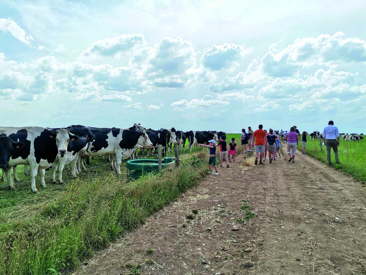 En partance de la Cuma du Ronceau, le grand public pouvait participer à une randonnée. Les marcheurs ont ainsi pu découvrir du matériel agricole, les cultures, un atelier de transformation de yaourt, rencontrer un apiculteur, un conseiller Semae (interprofession des semences et plants) et un éleveur de vaches laitières.