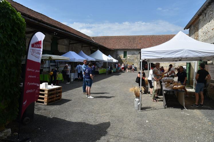 À Vaudoy-en-Brie, le 19 juin 2021. Marché à la Ferme de Gloise organisé par les JA et l'exploitant Charles Pigot.