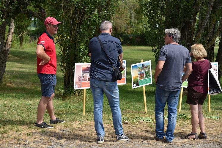 À Vaudoy-en-Brie, le 19 juin 2021. Des panneaux explicatifs devant des visiteurs venus aux portes ouvertes de la Ferme de Gloise.