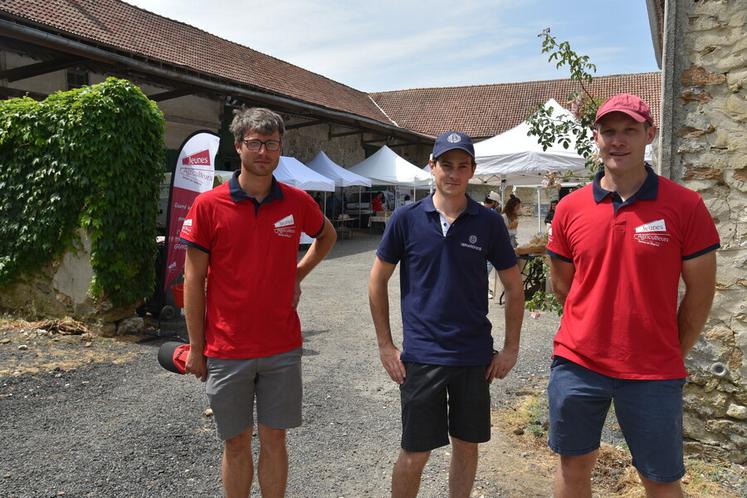 À Vaudoy-en-Brie, le 19 juin 2021. Charles Pigot (au centre) et les Jeunes agriculteurs ont organisé une journée portes ouvertes et un marché à la ferme, à l'occasion de la première édition des Journées nationales de l'agriculture.