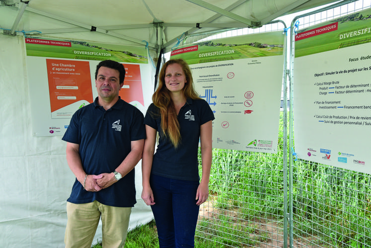 À Vallangoujard (Val-d'Oise), jeudi 17 juin. Alice Cliquet et Éric Ruiz sur le stand Diversification de la plateforme de la Chambre..