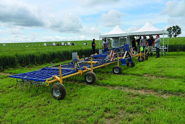 À Vallangoujard (Val-d'Oise), jeudi 17 juin. Plusieurs outils de désherbage mécanique sur betteraves étaient présentés aux agriculteurs par la société Stecomat.