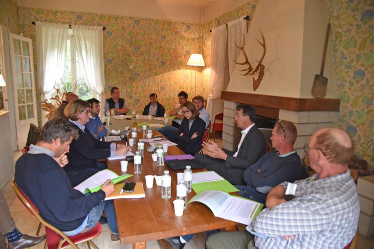 Aubepierre-Ozouer-le-Repos, mardi 22 juin. La rencontre avec le député Sempastous a permis des échanges directs sur le projet de loi d'urgence de régulation de l’accès au foncier à travers des sociétés.