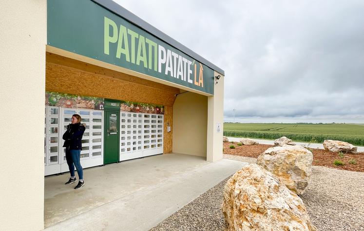 Installé en octobre dernier sur le bord de la RN 154, le distributeur automatique de produits frais, fermiers et locaux Patati Patate'là attire beaucoup de monde.