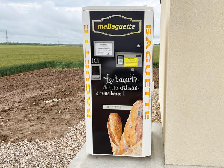 Un distributeur de baguettes de pain est aussi installé.