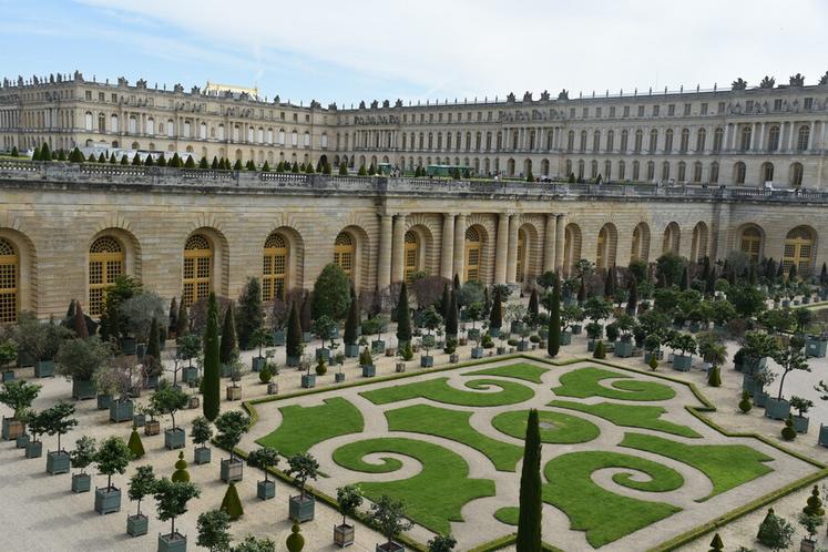 Vue extérieure au château de Versailles.