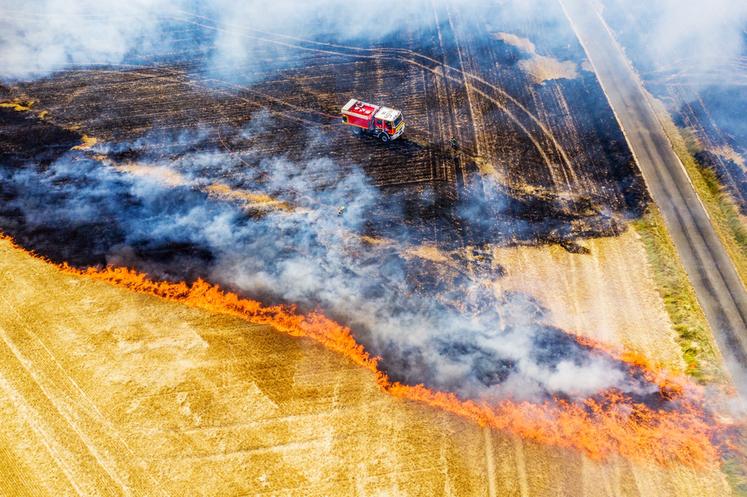 Les Yvelines, l'Essonne et le Val-d'Oise sont désormais dotés d'une convention Feux de chaume qui lie pompiers et agriculteurs.