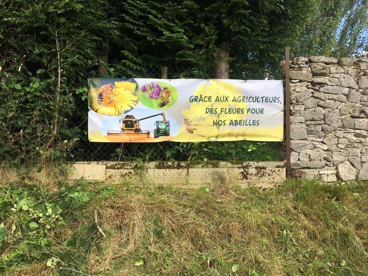 Banderole "Grâce aux agriculteurs, des fleurs pour nos abeilles" au bord d'une jachère fleurie en Seine-et-Marne..